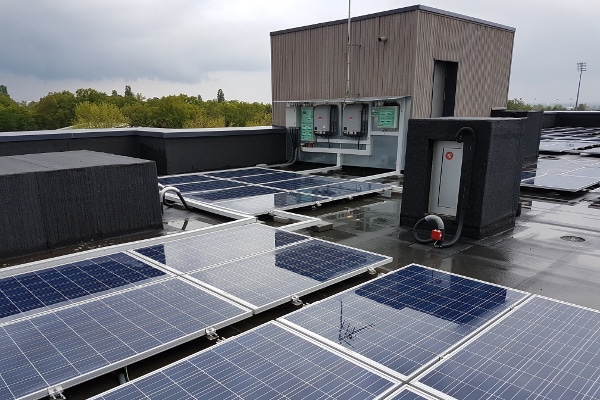 Tout ce que vous devez savoir avant d'installer des panneaux solaires sur un toit plat