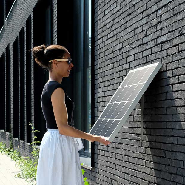 Photo d'une femme avec un petit panneau solaire