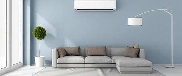Climatiseur réversible air-air Midea Climatiseur réversible air-air mono-split installé dans un salon